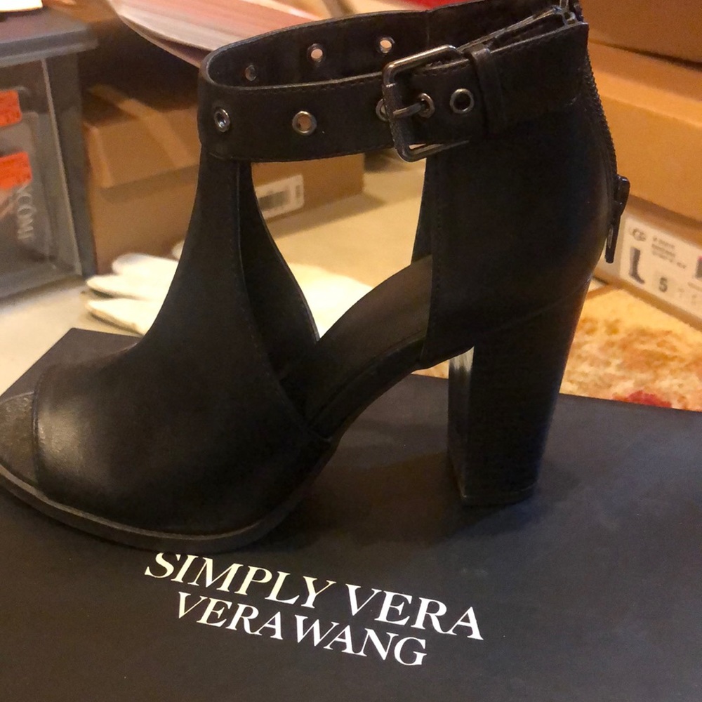 Vera Wang pumps